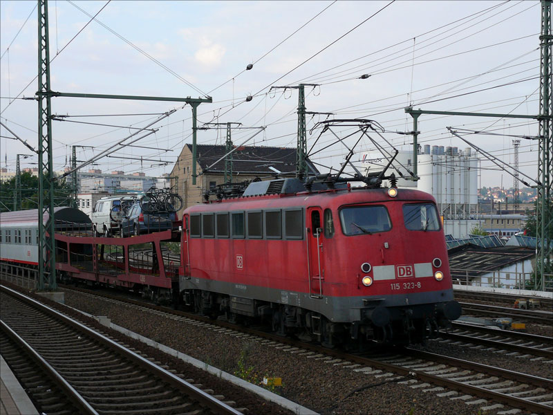 Notschlachtung:  Bgelfalte  115 323 von DB Autozug mit dem EN 476 METROPOL nach Berlin-Wannsee bei Durchfahrt in Hp Freiberger Strae, die Lok hat den von Budapest Kelety kommenden Zug in Dresden Hbf bernommen; 21.06.2009

