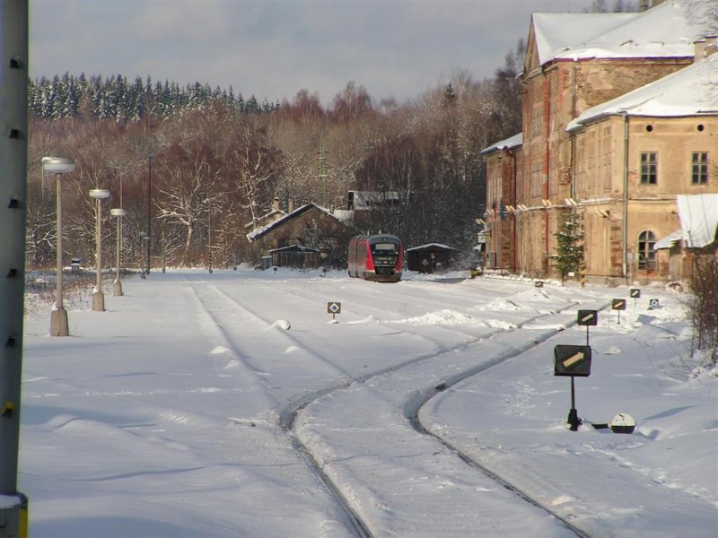 November 2005 - Die Erzgebirgsbahn fhrt in Vejprty ( Weipert ) ein. Zu diesem Zeitpunkt gab es die Weiterfahrt durch die Erzgebirgsbahn bis Chomutov ( Komotau ) noch nicht.