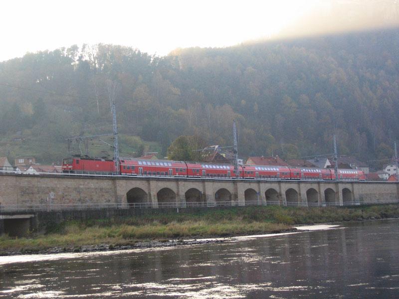 Novemberstimmung an der Elbe mit S1 bei Knigstein (Schs. Schweiz) - 8.11.2005
