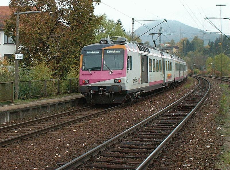 NPZ 566 632  Seehas  der MthB aus Konstanz kommend am 20.10.2002 bei der Einfahrt in den Bahnhof Engen. Die schweizer Mittelthurgaubahn fhrt mit dem  Seehas  die grenzberschreitenden Strecken Kreuzlingen bzw. Weinfelden ber Konstanz - Singen nach Engen.