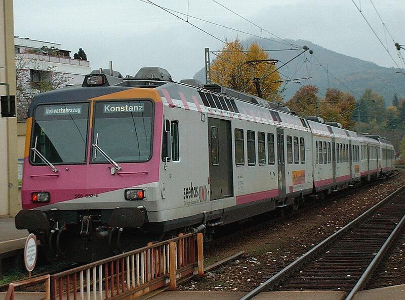 NPZ 566 632  Seehas  der MthB am 20.10.2002 im Bahnhof Engen. Die Mittelthurgaubahn gehrt seit kurzem zur schweizer SBB.