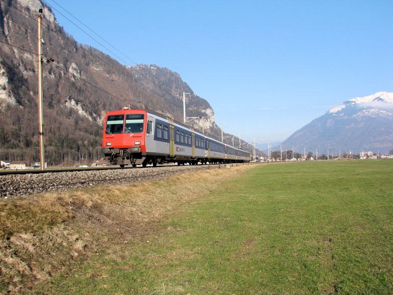 NPZ-Komposition als RE 3967  Glarner Sprinter  am 28.12.2008 zwischen Nfels-Mollis und Netstal. Leider verkehrte der Zug ohne den passenden Steuerwagen im  Glarner Sprinter  Design.