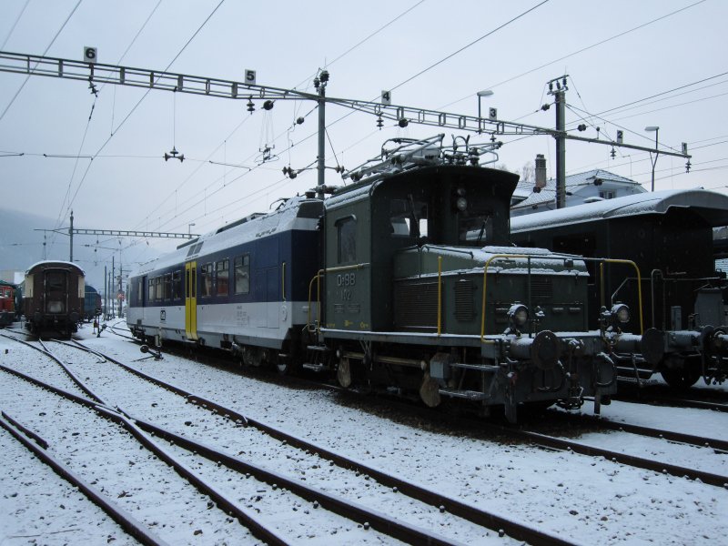 Npz RBDe 207 und Ce 2/2 102 abgestelt in Balsthal 
Npz berit gestelt fr die berfhrung nach zrich.
Balsthal 14.2.2009