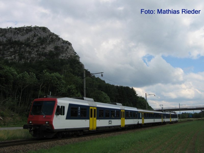 NPZ- Regionalzug von Oensingen nach Balsthal zwischen Oensingen und Maiacker am 13Juni.08