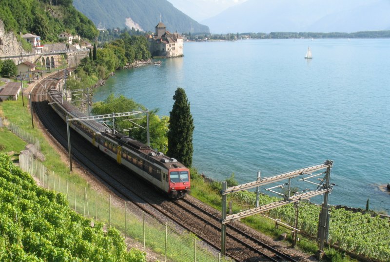 NPZ Regionalzug S1 beim Chteau de Chillon auf der Fahrt Richtung Yverdon-les-Bains.
(04.08.2007)