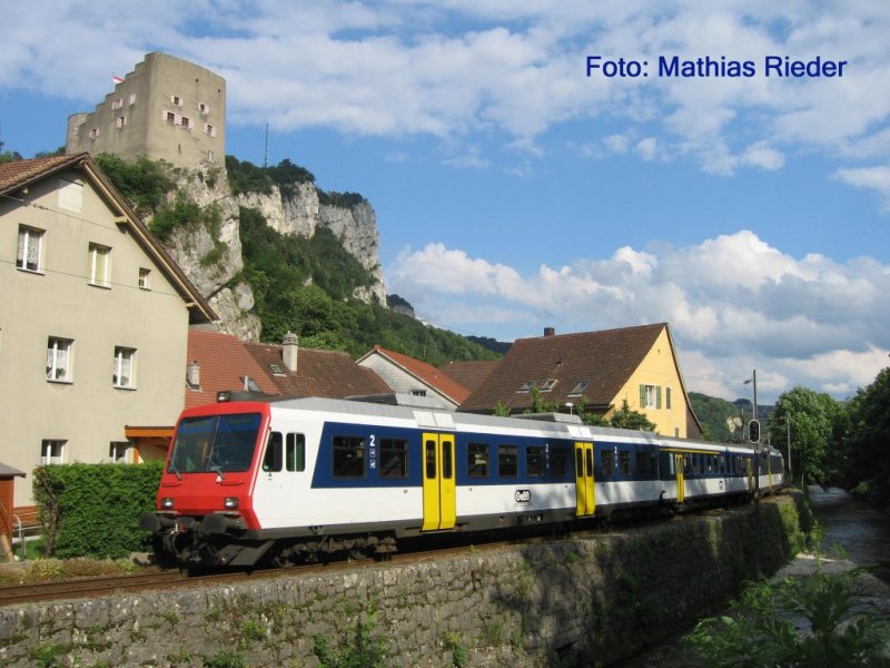 NPZ- Regionalzug zwischen Thalbrcke und Klus auf dem Weg nach Oensingen, im hindergrund das Schloss Klus am 13juni.08