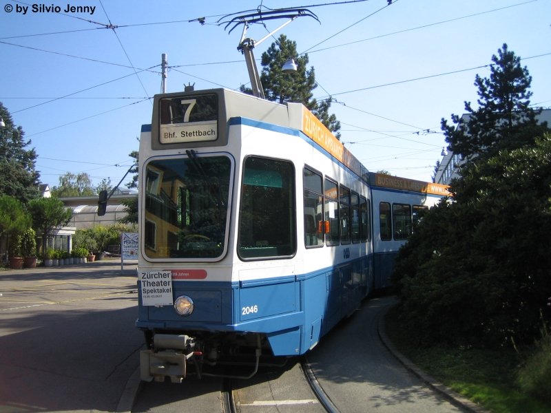 Nr. 2046+2070 (letztere nicht sichtbar) am 26.8.07 bei der Endstation Wollishofen. Tram 2000 fahren erst seit kurzem auf der Linie 7, es sind Fahrzeuge der 2. Serie, die zuletzt auf der Linie 11 eingesetzt wurden, diese wiederum wurden durch Cobras ersetzt. Leider war dieses Foto eher ein Notschuss, da ich mit diesem Tram nach Wollishofen fuhr und wieder damit zurck wollte, und die Wendezeit ist nur sehr kurz. 