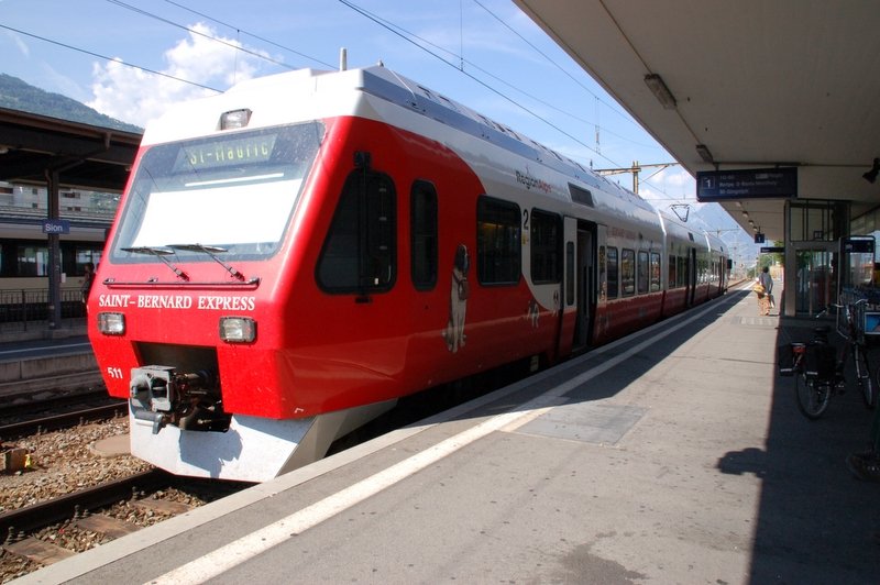 Nr. 511 des Saint-Bernard Expresses im Bahnhof Sitten (Sion); 22.07.2006.
