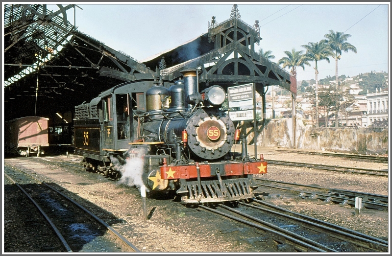 Nr. 55 vor dem Personenbahnhos Sao Joao del Rei. (Archiv 03/1979)