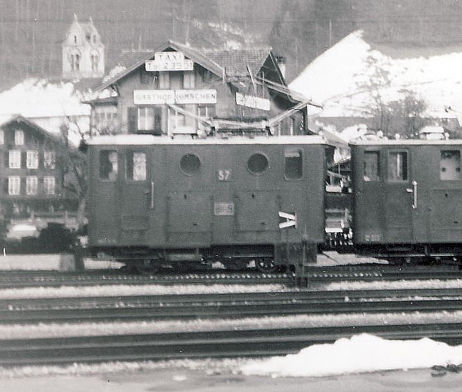 Nr.17 der Schynigen-Platte-Bahn - Erinnerung an eine lngst (1996) verschwundene Lok. Als sie noch (Wengernalpbahn) 57 hiess, war meine Kamera leider noch sehr primitiv... Wilderswil, Winter 1963/64.