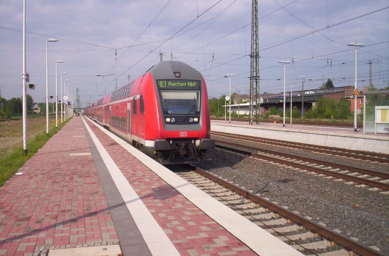 NRW-Express im Juni 2005 bei der Einfahrt von Dren. an der Front ein 765.5 Steuerwagen.