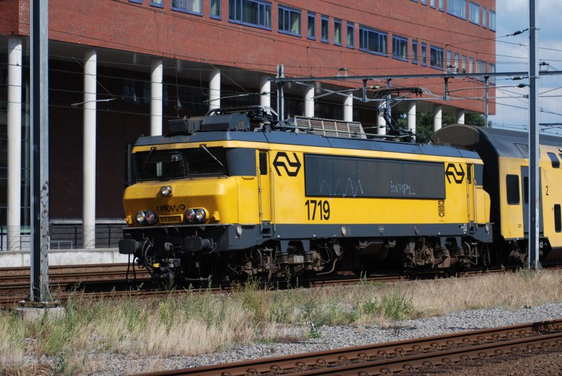NS 1719 fahrt mit ein Regionalzug aus Zwolle Bahnhof Amersfoort in auf 22/08/09.
