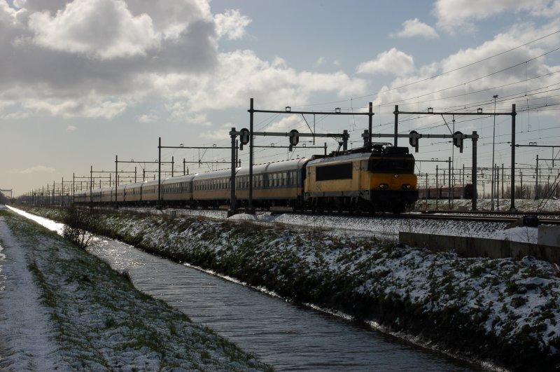 NS 1842 fuhr am 25. Mrz 2008 mit ihren ICK-Wagen durch die leicht verschneite Landschaft beim Rangierbahnhof Kijfhoek in Richtung Rotterdam.