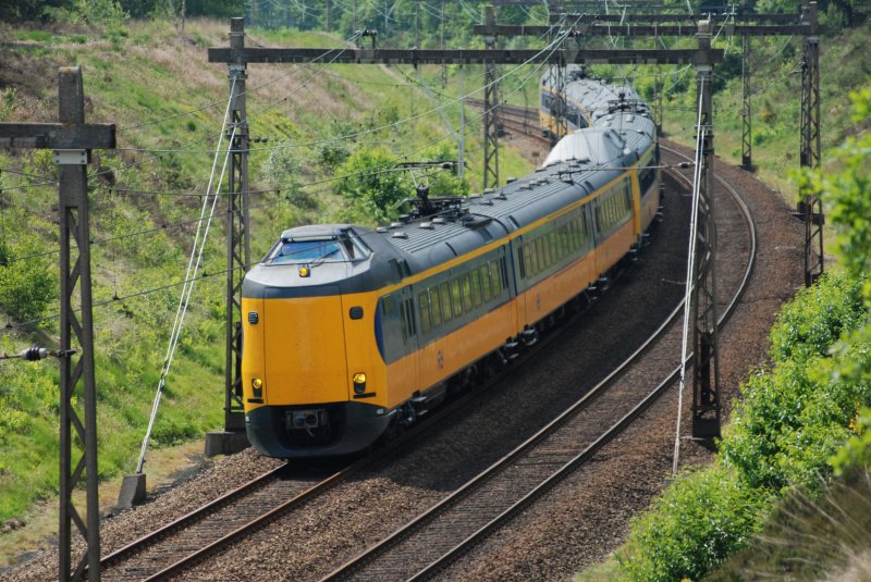 NS 4025, Intercity nach Enschede zwischen Amersfoort und Apeldoorn in der nahe von Assel am 01/06/09