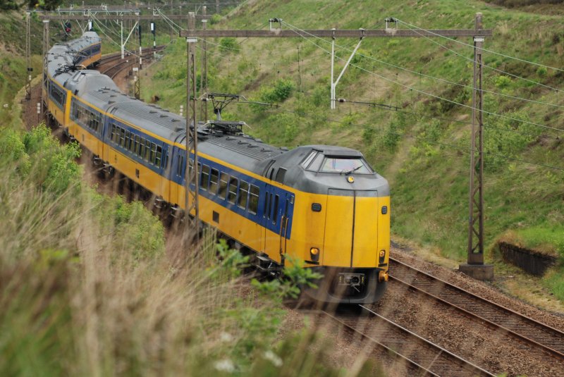 NS 4079, Intercity aus Enschede nach Schiphol zwischen Amersfoort und Apeldoorn in der nahe von Assel am 01/06/09.