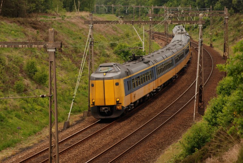 NS 4229 und 4075, Intercity nach Enschede zwischen Amersfoort und Apeldoorn in der nahe von Assel am 01/06/09.


