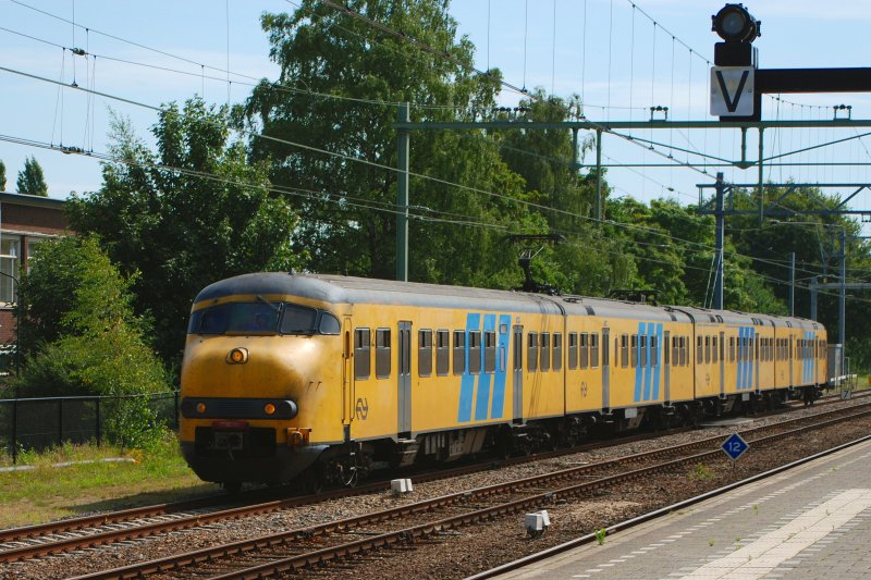 NS 522 bei der Durchfahrt durch den Bahnhof Apeldoorn am 21/07/09