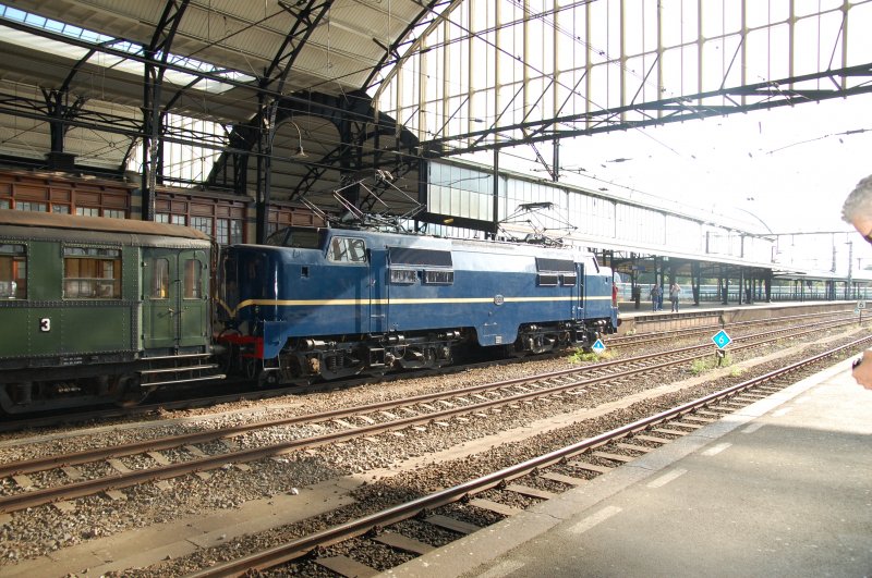 NS E-loc 1202 in Haarlem ter gelegenheid van het 100 jarig jubileum van station Haarlem.