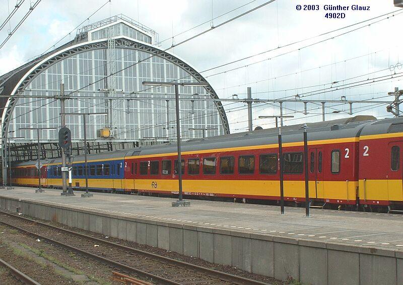 NS-IC-Zug am 13.05.2003 in Amsterdam Centraal.