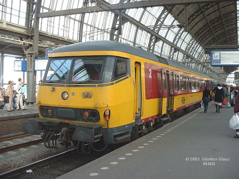 NS-IC-Zug mit Steuerwagen am 13.05.2003 in Amsterdam Centraal Gleis 14