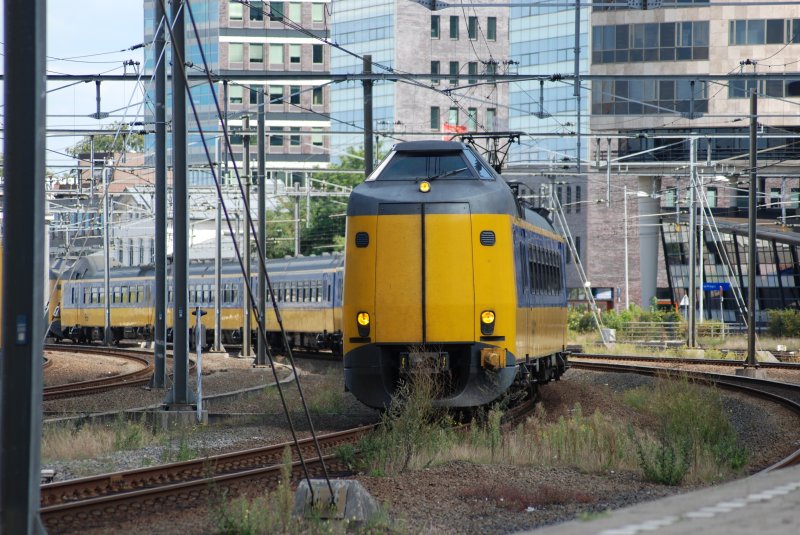 NS Koploper 4083 mit ein intercity aus Groningen und Leeuwarden fahrt Bahnhof Amersfoort in auf 22/08/09.
