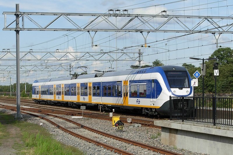 NS' neue regionalzug SLT 2403 mit ein testfahrt durch bahnhof 't Harde am 22/07/09.