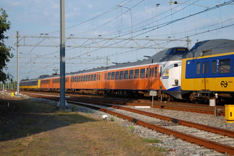NS' Olympiazug 4221 fahrt durch Bahnhof 't Harde am 07/09/09.