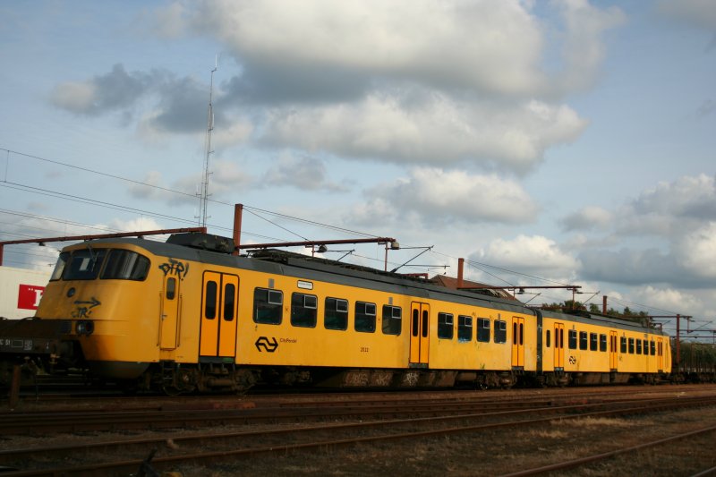NS PlanY BK2 2022 und 2032 wartet innerhalb eines Gterzuges auf Weiterfahrt in Richtung Norden.
24.6.2008 Padborg/Dnemark.
