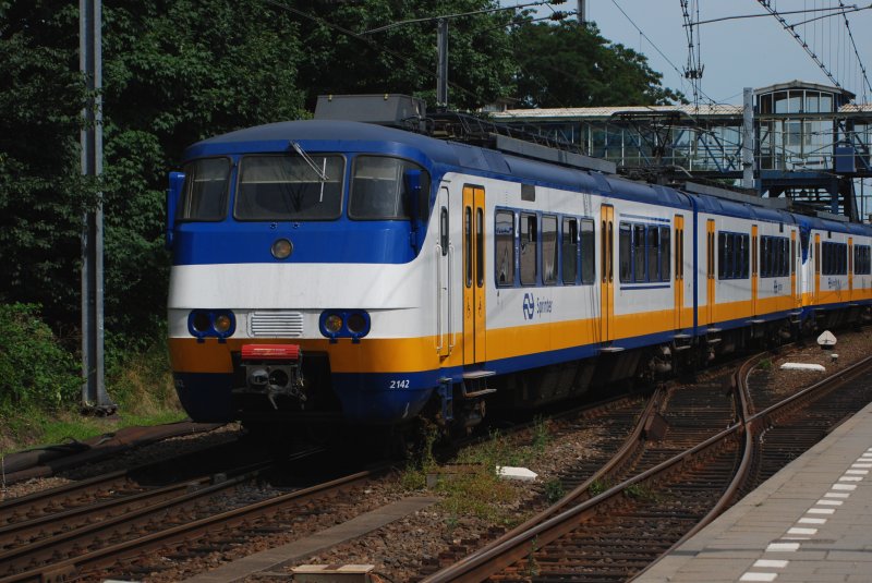 NS Sprinter 2142 am 21/07/09 im bahnhof Arnhem