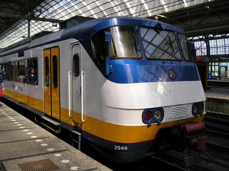 NS-Sprinter wartet auf die Abfahrt nach Uitgeest.

Amsterdam Centraal, 14.07.2005