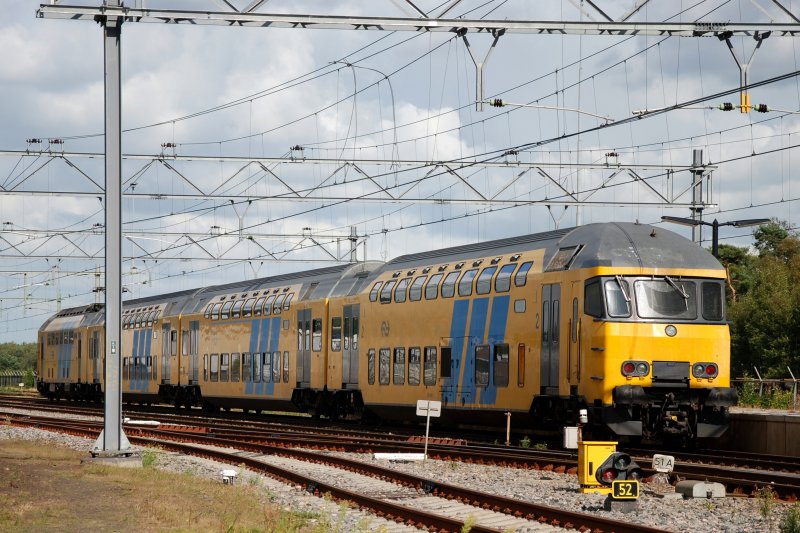 NS Triebzug 7804 mit ein regionalzug von Utrecht nach Zwolle kurz nach den halt auf Bahnhof 't Harde, 05/09/09.