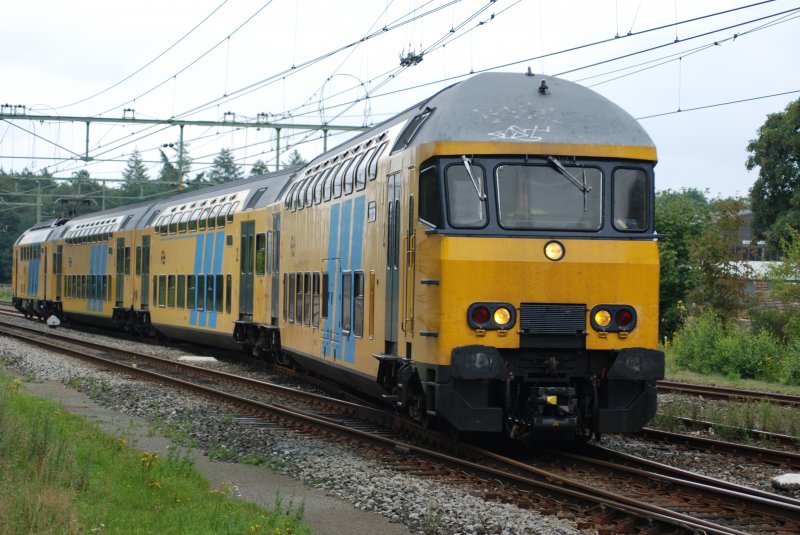 NS Triebzug 7839 mit ein regionalzug von Zwolle nach Utrecht kurz fur den halt auf Bahnhof Nunspeet, 08/08/09.