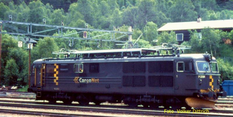 NSB CargoNet EL 14.2184 in scharz/grau. 14.2184 steht am 01.07.2003 fr den abendlichen Gterzug aus ndalsnes in Richtung Oslo bereit.