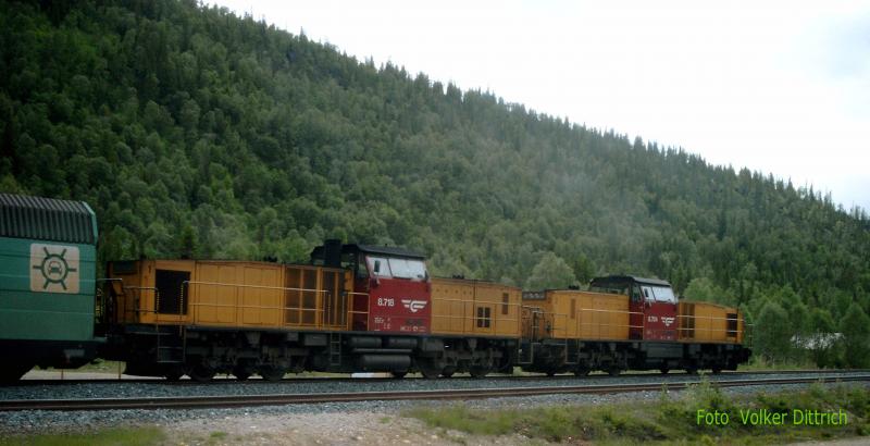 NSB Di 8.718 + 8.704 sdlich des Polarkeises in Dunderland. Der Gegenzug mu abgewartet werden.
26.06.2003 12:30 Uhr 