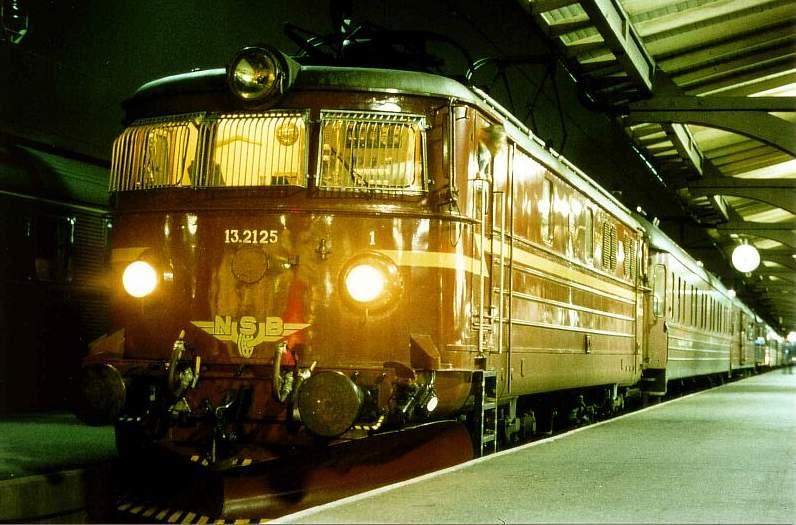 NSB El 13.2125 ist soeben mit ihrem Nachtzug aus Oslo im schwedischen Gteborg angekommen. Sommer 1983 