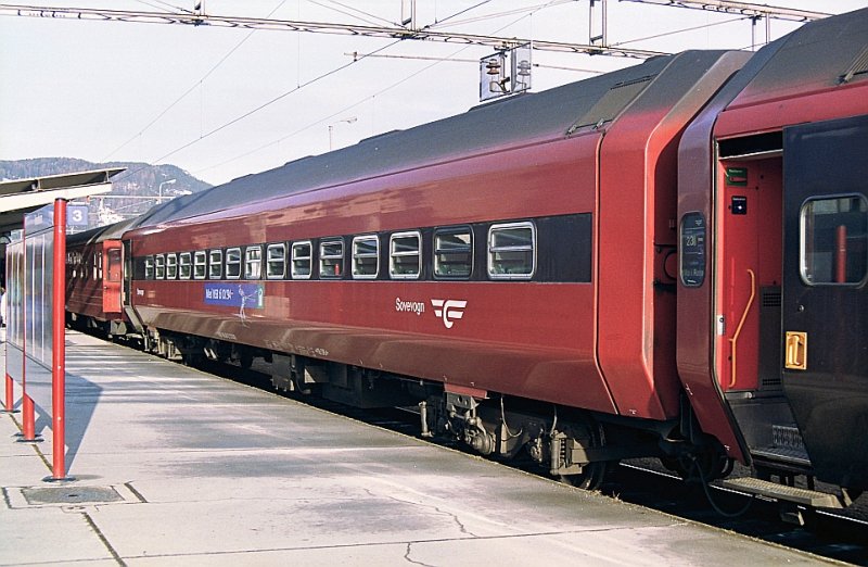 NSB Schlafwagen in Zug aus Bodo, Trondheim 22-04-1993.