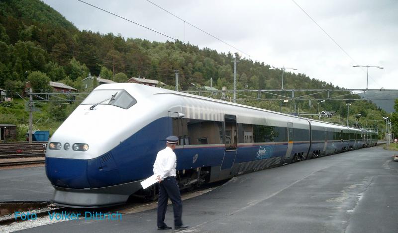 NSB Signatur EM 72 abfahrbereit im Bahnhof Dombs 02.07.2003