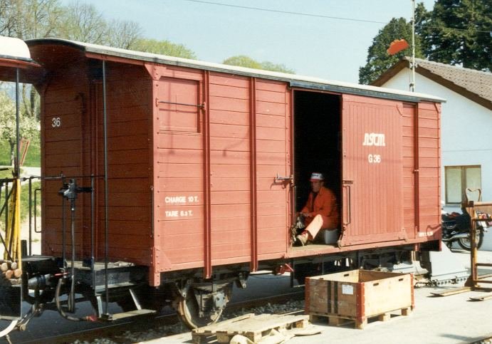 NStCM - Chemin de fer Nyon - St-Cergue - Morez .. Gterwagen G 36 als Mobile Mittagsunterkunft auf einer Gleisbaustele frs Baupersonal .. Foto vom Mai 1990