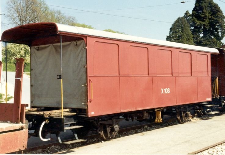 NStCM - Chemin de fer Nyon - St-Cergue - Morez .. Dienstwagen X 103 ( ehemaliger Personenwagen B ?? ) auf einer Bahn - Baustelle .. Foto vom Mai 1990
