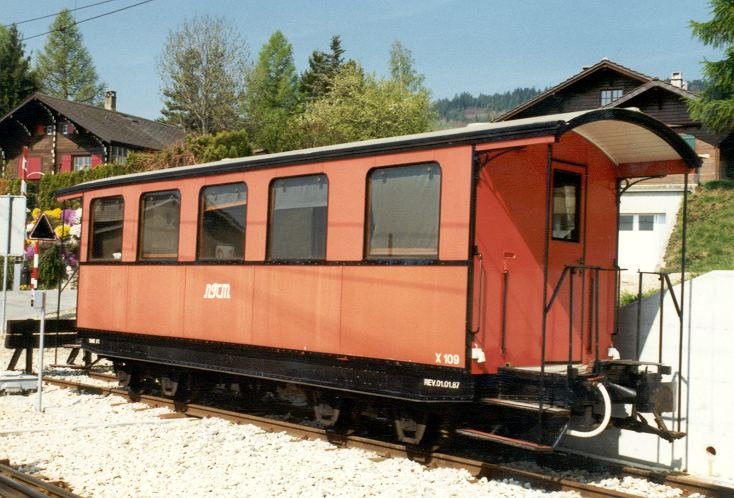 NStCM - Chemin de fer Nyon - St-Cergue - Morez .. Dienstwagen X 109 ( ehemaliger Personenwagen BC 20 ) auf einer Bahn - Baustelle .. Foto vom Mai 1990