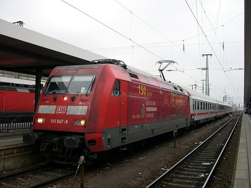 Nrnberg 2004 - Mit einem IC steht am 22.12.2004 die fr den Deutschen Feuerwehrverband werbende 101 047-9 in Nrnberg Hbf bereit. 