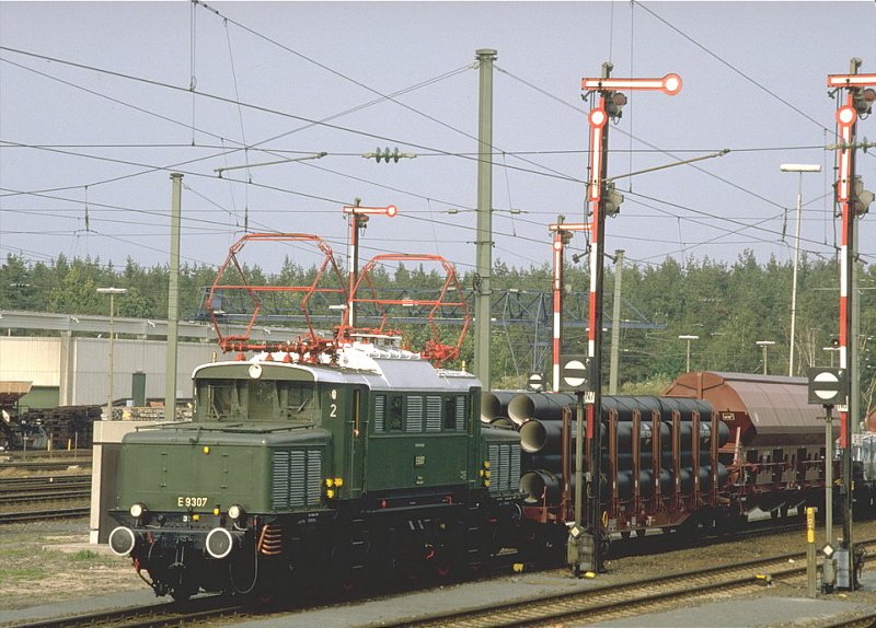 Nrnberg-Langwasser 1985.150 Jahre Deutsche Eisenbahn.Die E 9307 stellt sich mit einem Gterzug dem Publikum vor (Archiv P.Walter)