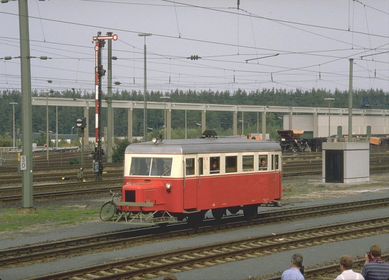Nrnberg-Langwasser 1985.Auch der Wismarer Schienenbus  Schweineschuzchen  war bei der 
Parade zugegen.(Archiv P.Walter)