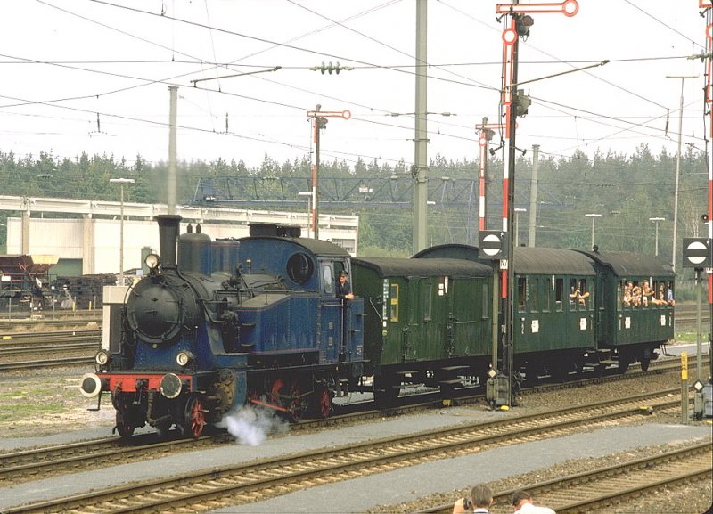 Nrnberg-Langwasser 1985.Dampflok TAG 7 mit Lokalbahnzug an der Parade  150 Jahre Deutsche Eisenbahn  Zum Glck stellten viele Eisenbahn Museen und Vereine ihre betriebsfhigen histor.Lokomotiven und Wagenmaterial fr die Parade zur Verfgung,nur alleine mit den histor.Dampflokomotiven und Wagenmaterial das die damals noch Deutsche Bundesbahn besass,wre die Parade klglich ausgefallen!!(Archiv P.Walter)
