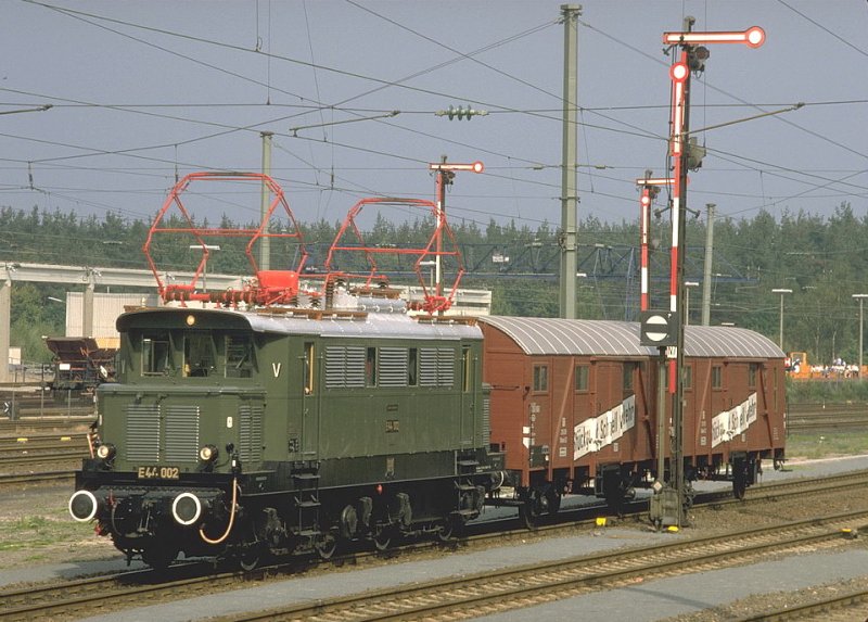 Nrnberg-Langwasser 1985.E-Lok 44 002 mit einem Stckgut Schnellverkehr Wagen fhrt an der Zuschauertribne vorbei.(Archiv P.Walter)