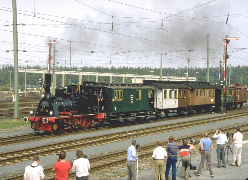 N�rnberg-Langwasser 1985.Jubil�umsparade mit der 89 7159 (T 3)und einem Nebenbahnzug.(Archiv P.Walter)