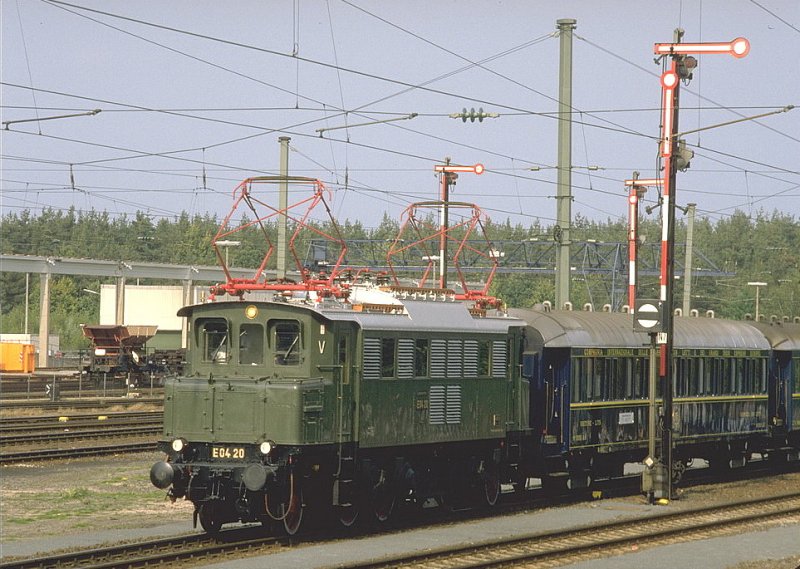 Nrnberg-Langwasser 1985.Parade der Zge,Zuglok E 04 20 vor dem Orientexpress.(Archiv P.Walter)