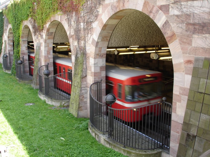 Nrnberger U-Bahn-Zug fhrt in Opernhaus ein. Im Juli 2007 kHds