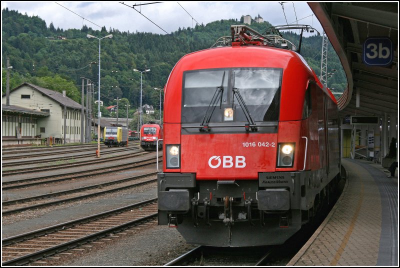 Nun 1016 042 als Portrait;-) Die ehemalige Nummer ist auf der Front noch zuerkennen. Die 1016 042 ist die Lok die ich im Urlaub am h�ufigsten auf den Chip gebannt habe.