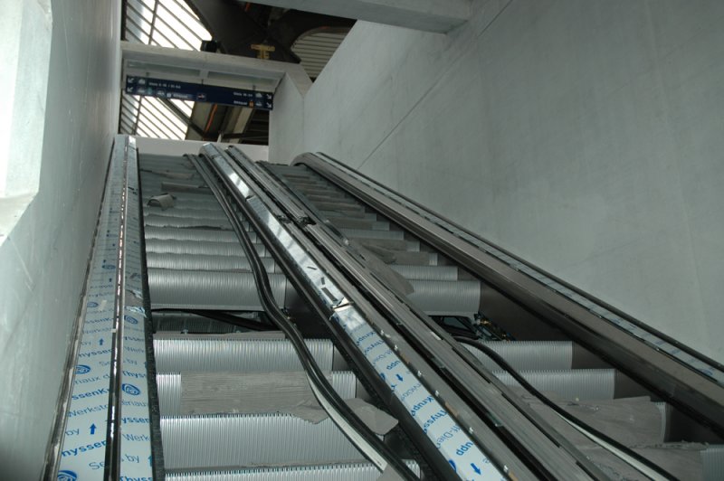 Nun beginnt der Einbau der Rolltreppen in der Sihlpost-unterfhrung im HB. Als Erstes Perron wird aktuell das Gleis 16/17 umgebaut. Blick auf eine im Bau befindliche Rolltreppe am 22.3.08.